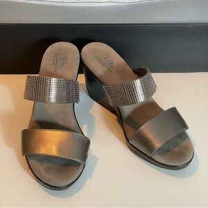 Life Stride Velocity Memory Foam Silver Metal Accent Wedge Platform Sandal Sz 9W